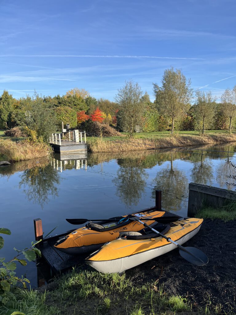 Twee kano's in het Máxima park in Utrecht tijdens natuurcoaching op het water in Utrecht